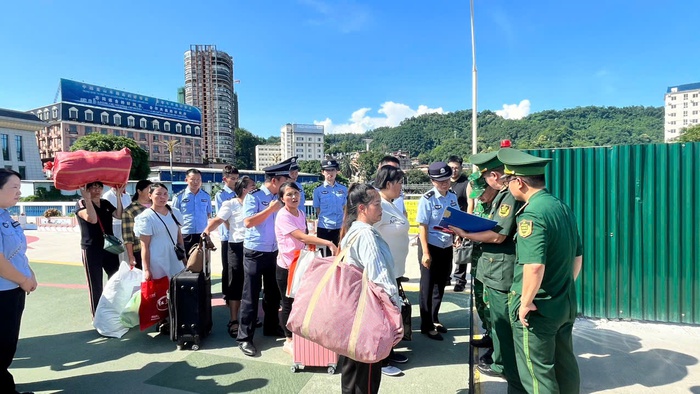 Lào Cai: Bộ đội biên phòng tiếp nhận 8 công dân nữ do lực lượng tuần tra liên hợp Trung Quốc trao trả - Ảnh 1.