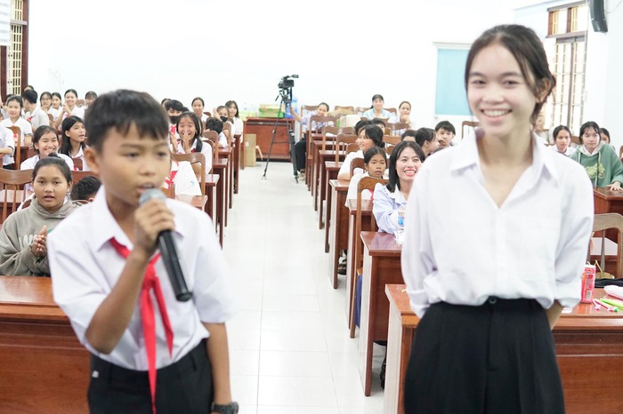 Hướng dẫn kỹ năng sống, kỹ năng mềm cho gần 100 học sinh dân tộc thiểu số huyện Vân Canh- Ảnh 1.