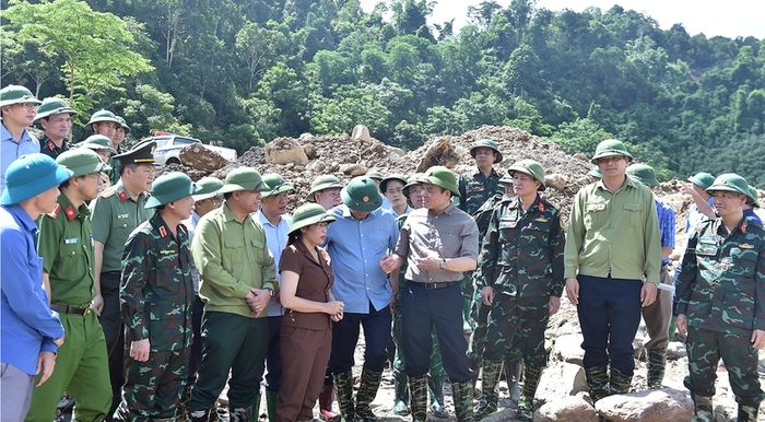 Phó Thủ tướng Trần Lưu Quang thị sát tại vị trí sạt lở ở bản Mường Pồn 1 - Ảnh: VGP/Hải Minh