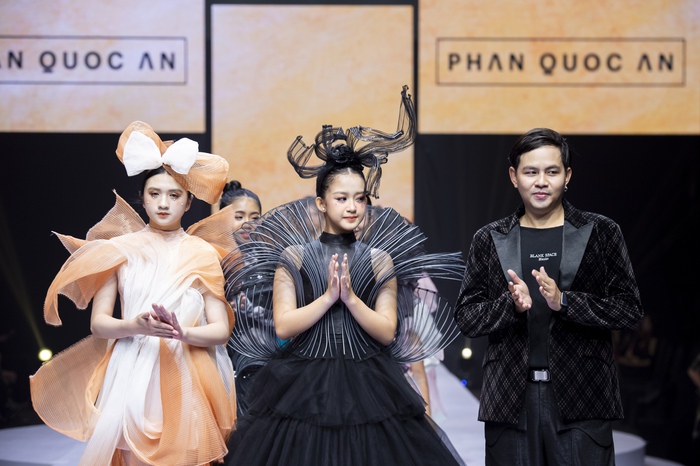 NTK Phan Quốc An đảm nhiệm vai trò kết show với BST chủ đề mang tên "Ripples in the wind" tái hiện sống động thông qua những chuyển động của từng tầng chất liệu, sử dụng những đường uốn lượn làm kỹ thuật dựng form 3D diễn tả sự mềm mại của cơn gió.