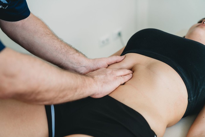 Hướng dẫn cách massage bụng giúp giảm táo bón- Ảnh 2.