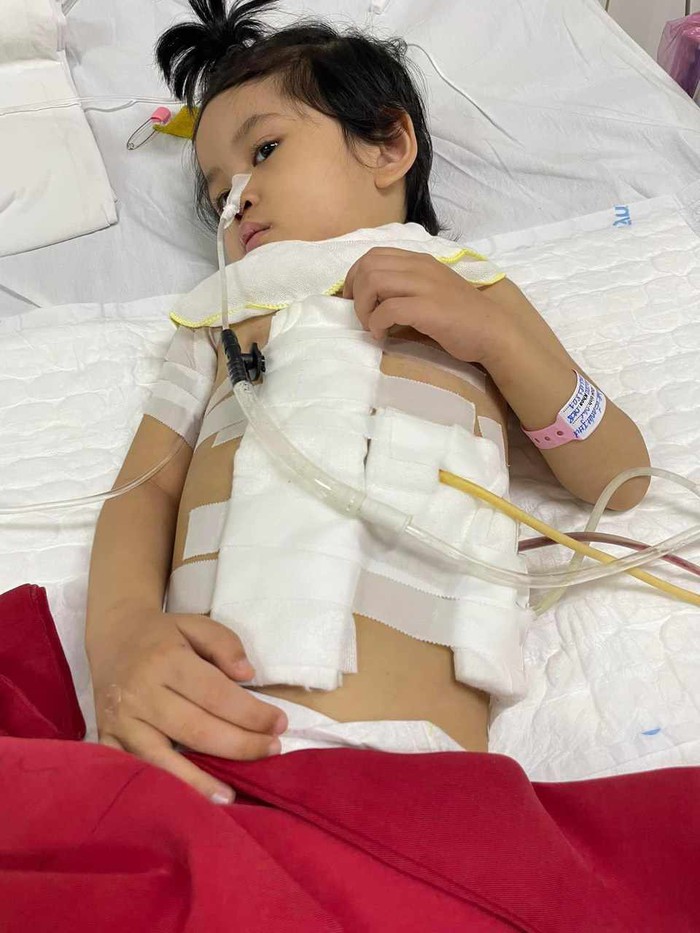 Ánh mắt cầu cứu của bé gái 5 tuổi dị tật bẩm sinh, bị cha chối bỏ từ khi còn trong bụng mẹ- Ảnh 1. Ánh mắt cầu cứu của bé gái 5 tuổi dị tật bẩm sinh, bị cha chối bỏ từ khi còn trong bụng mẹ- Ảnh 1.