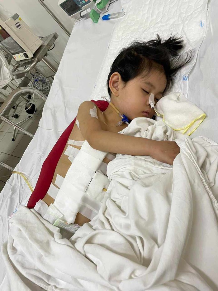 Ánh mắt cầu cứu của bé gái 5 tuổi dị tật bẩm sinh, bị cha chối bỏ từ khi còn trong bụng mẹ- Ảnh 4. Ánh mắt cầu cứu của bé gái 5 tuổi dị tật bẩm sinh, bị cha chối bỏ từ khi còn trong bụng mẹ- Ảnh 4.