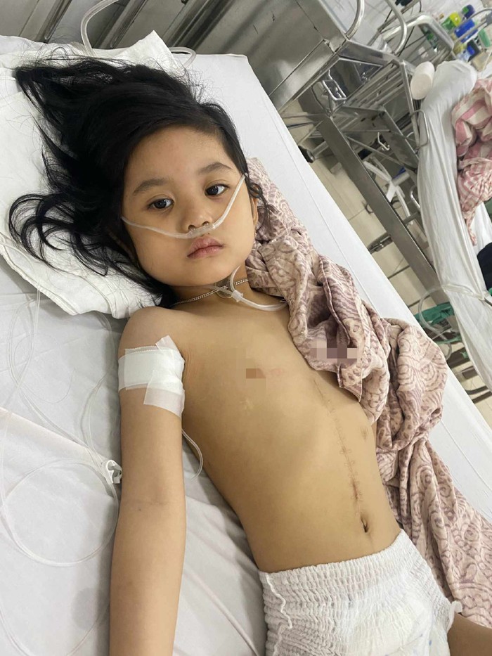 Ánh mắt cầu cứu của bé gái 5 tuổi dị tật bẩm sinh, bị cha chối bỏ từ khi còn trong bụng mẹ- Ảnh 8. Ánh mắt cầu cứu của bé gái 5 tuổi dị tật bẩm sinh, bị cha chối bỏ từ khi còn trong bụng mẹ- Ảnh 8.