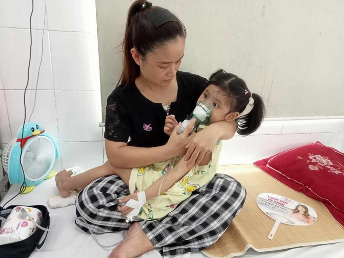 Ánh mắt cầu cứu của bé gái 5 tuổi dị tật bẩm sinh, bị cha chối bỏ từ khi còn trong bụng mẹ- Ảnh 3. Ánh mắt cầu cứu của bé gái 5 tuổi dị tật bẩm sinh, bị cha chối bỏ từ khi còn trong bụng mẹ- Ảnh 3.
