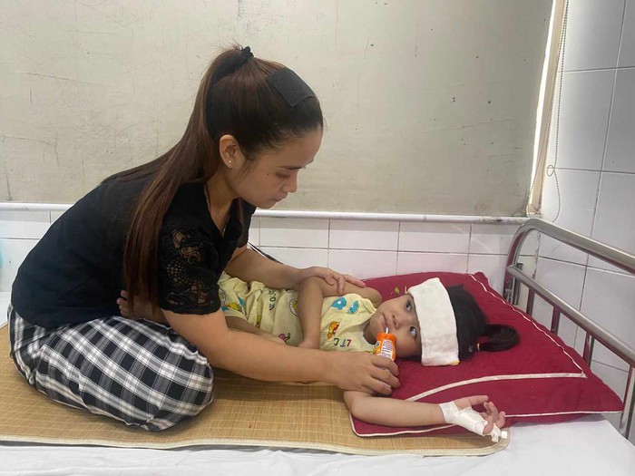Ánh mắt cầu cứu của bé gái 5 tuổi dị tật bẩm sinh, bị cha chối bỏ từ khi còn trong bụng mẹ- Ảnh 6. Ánh mắt cầu cứu của bé gái 5 tuổi dị tật bẩm sinh, bị cha chối bỏ từ khi còn trong bụng mẹ- Ảnh 6.