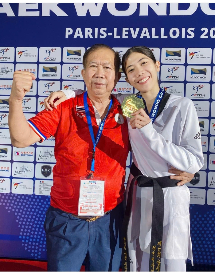 Olympic Paris: Ngôi sao võ thuật Thái Lan quỳ gối tạ ơn thầy và cha của mình sau khi làm nên kỳ tích lịch sử- Ảnh 4.