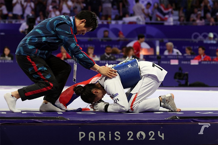 Olympic Paris: Ngôi sao võ thuật Thái Lan quỳ gối tạ ơn thầy và cha của mình sau khi làm nên kỳ tích lịch sử- Ảnh 3.