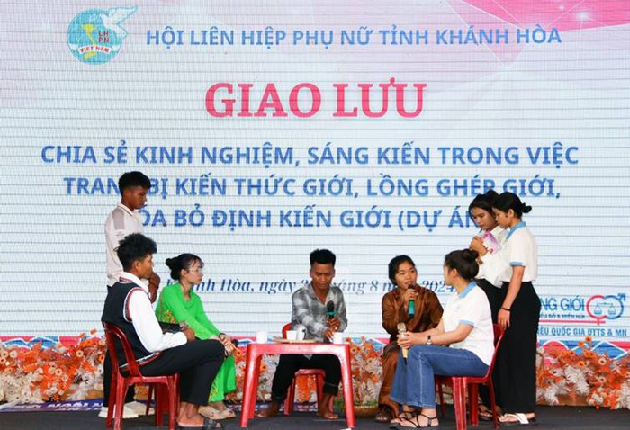 Khánh Hòa: Gần 200 người tham gia Liên hoan chia sẻ kinh nghiệm về xóa bỏ định kiến giới, bạo lực gia đình- Ảnh 2.