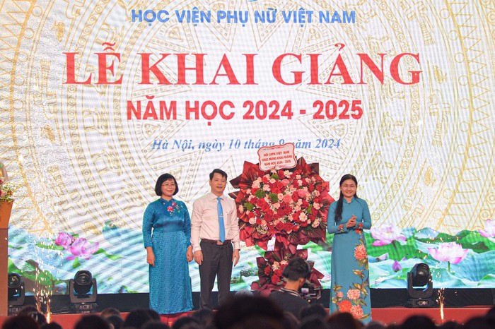 Hơn 1.800 tân sinh viên Học viện Phụ nữ Việt Nam bước vào năm học mới- Ảnh 4.