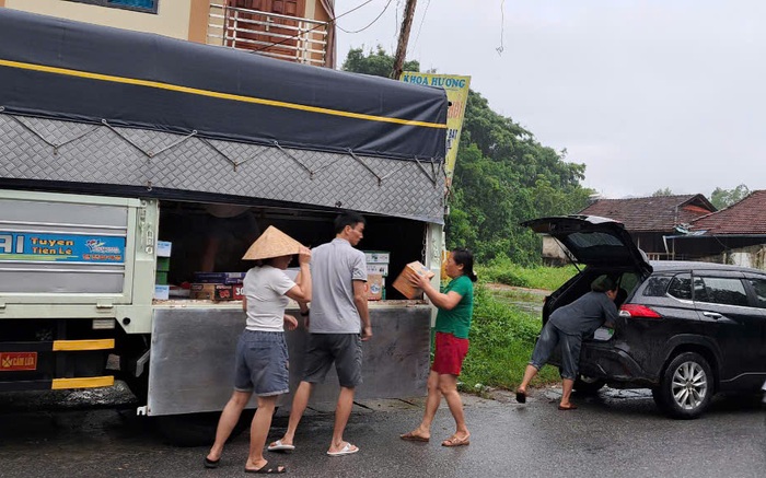 Thái Nguyên: Cán bộ, hội viên, phụ nữ trợ giúp người dân trong ngập lụt- Ảnh 5.