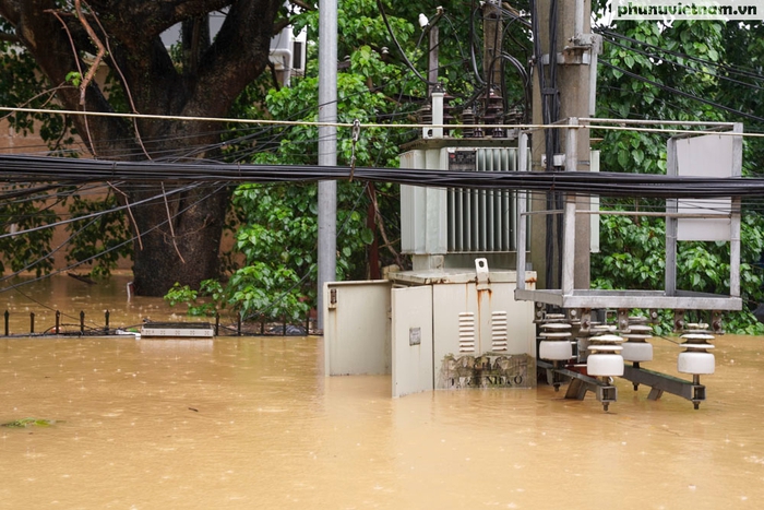 TP Yên Bái chìm trong biển nước, gần 8.000 ngôi nhà bị ngập, 10 người chết và mất tích- Ảnh 7.