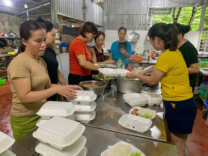 Tuyên Quang: Phụ nữ hỗ trợ, cấp phát thực phẩm cho gia đình bị chia cắt bởi bão lũ- Ảnh 3.