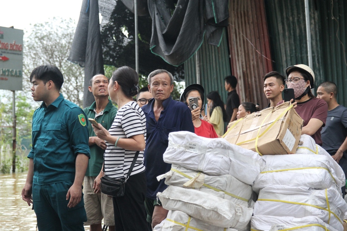 Nước sông Hồng dâng cao, người dân Hà Nội khẩn trương di dời đồ đạc- Ảnh 10.