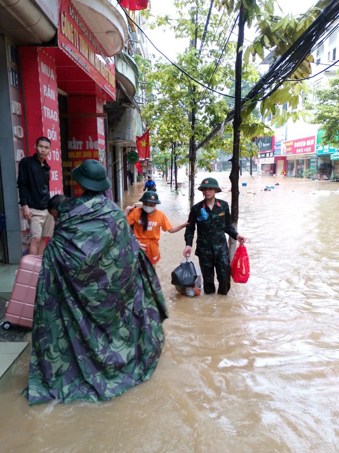 Lào Cai: Hơn 3.000 cán bộ, chiến sĩ và dân quân tham gia tìm kiếm cứu nạn sạt lở, khắc phục hậu quả mưa lũ- Ảnh 1.