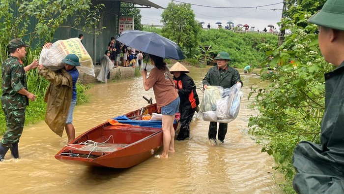 Lào Cai: Hơn 3.000 cán bộ, chiến sĩ và dân quân tham gia tìm kiếm cứu nạn sạt lở, khắc phục hậu quả mưa lũ- Ảnh 7.