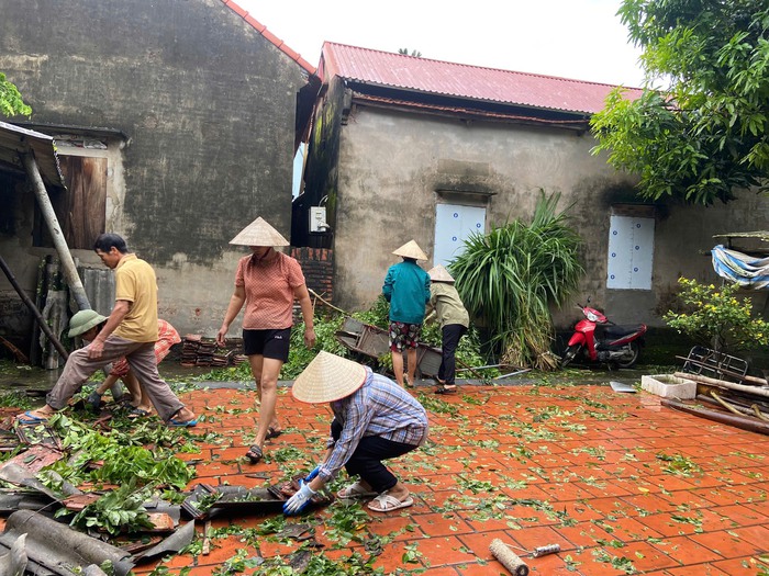 Phụ nữ Vĩnh Phúc gặt lúa, hỗ trợ các hộ dân ngoài đê di chuyển vào nơi an toàn- Ảnh 3.