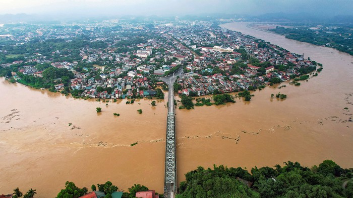 Thành phố Yên Bái chìm trong nước lũ- Ảnh 2.