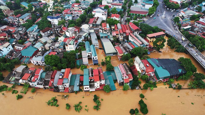 Thành phố Yên Bái chìm trong nước lũ- Ảnh 1.