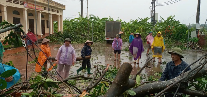 Phụ nữ Vĩnh Phúc gặt lúa, hỗ trợ các hộ dân ngoài đê di chuyển vào nơi an toàn- Ảnh 7.