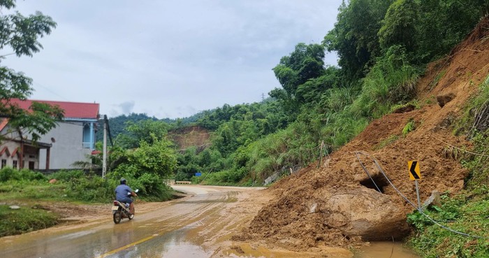 Thanh Hóa di dời khẩn cấp hàng chục hộ dân trước nguy cơ sạt lở đất- Ảnh 1.