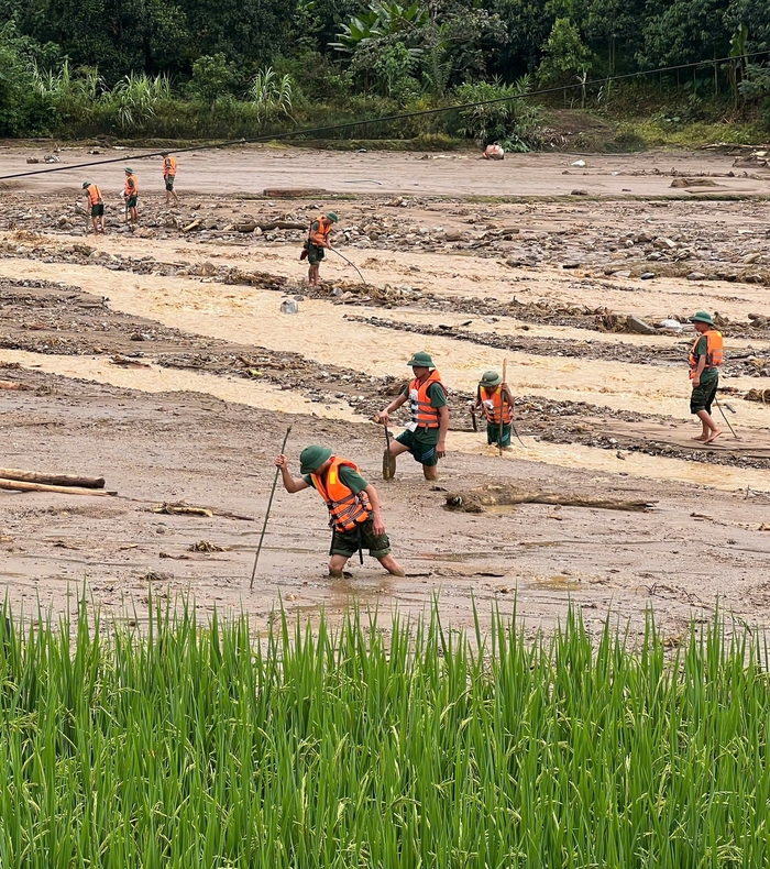 Cán bộ chiến sĩ dầm mình trong bùn, nước để tìm kiếm nạn nhân vụ sạt lở tại Bảo Yên (Lào Cai)- Ảnh 4.