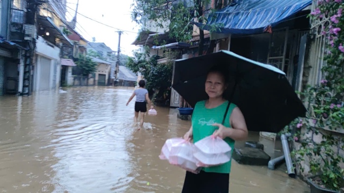 Nước lũ rút nhanh, người dân ở thành phố Thái Nguyên bắt đầu trở về nhà- Ảnh 1.