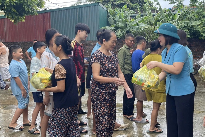 Ninh Bình: Hội LHPN tỉnh thăm hỏi, hỗ trợ gia đình phụ nữ vùng lũ trên sông Hoàng Long- Ảnh 2.