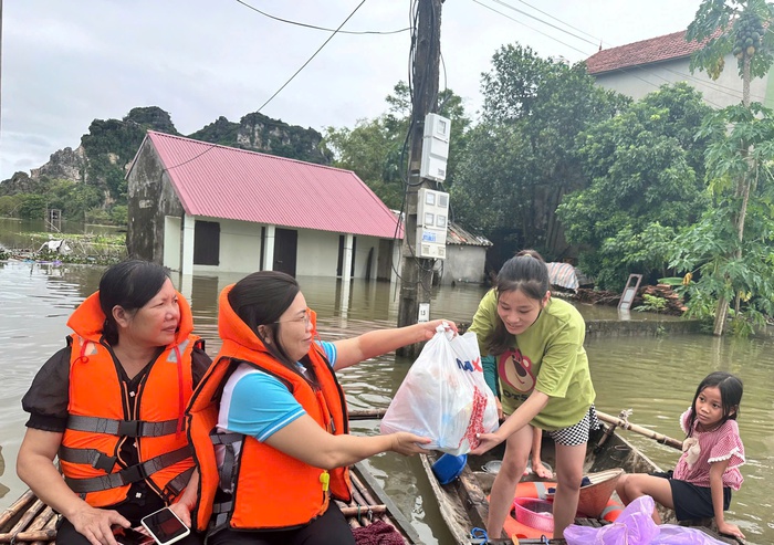 Ninh Bình: Hội LHPN tỉnh thăm hỏi, hỗ trợ gia đình phụ nữ vùng lũ trên sông Hoàng Long- Ảnh 1.