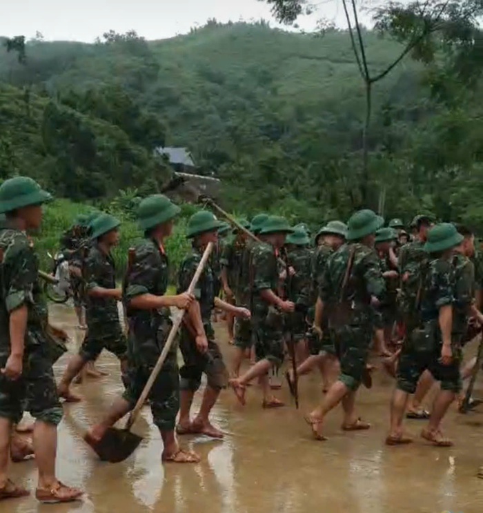 Vụ lũ quét, sạt lở vùi lấp cả thôn ở Lào Cai: Trời mưa gây khó khăn cho việc tìm kiếm nạn nhân- Ảnh 4.