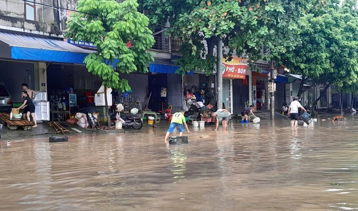 Thái Nguyên: Hội viên phụ nữ chung tay khắc phục hậu quả ngập lụt- Ảnh 1.