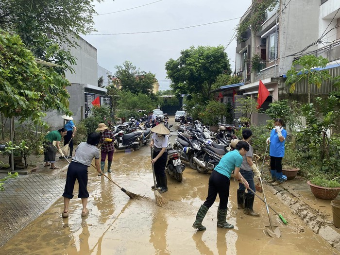 Thái Nguyên: Hội viên phụ nữ chung tay khắc phục hậu quả ngập lụt- Ảnh 11.