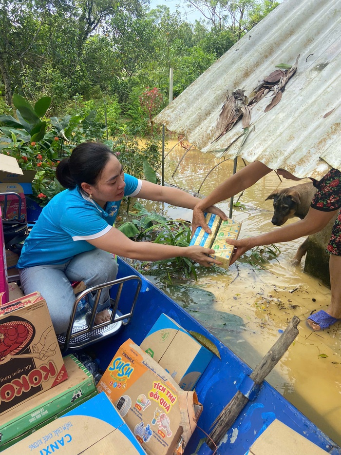 Phú Thọ: Huy động cán bộ, hội viên xuống đồng giúp người gặt lúa chạy ngập- Ảnh 4.