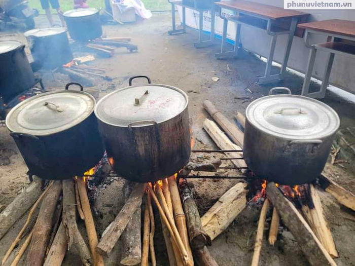 Nhân dân thôn đặc biệt khó khăn đêm ngày đỏ lửa luộc bánh chưng gù chuyển tới vùng lũ ở thành phố- Ảnh 4.