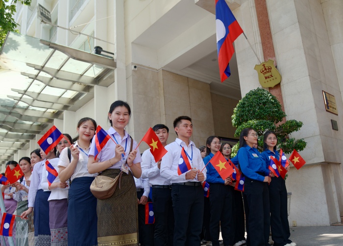 Thanh niên Việt Nam và Lào cùng đón chào sự hiện diện của Tổng Bí Thư, Chủ Tịch Lào Thongloun Sisoulith tại TPHCM