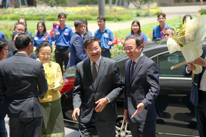 Ông Nguyễn Văn Nên, Ủy viên Bộ Chính trị, Bí thư Thành ủy TPHCM đón tiếp  Tổng Bí thư, Chủ tịch nước Lào Thongloun Sisoulith vào buổi sáng ngày 12/9