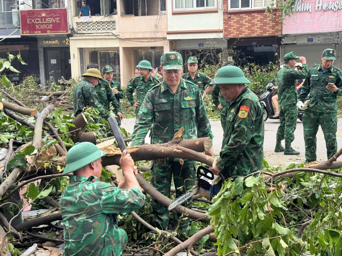 Những hình ảnh ấm tình quân dân trong bão lũ- Ảnh 8.