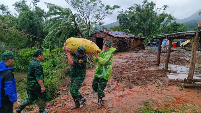 Những hình ảnh ấm tình quân dân trong bão lũ- Ảnh 7.