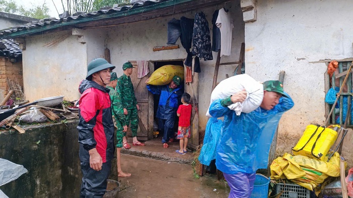 Những hình ảnh ấm tình quân dân trong bão lũ- Ảnh 2.