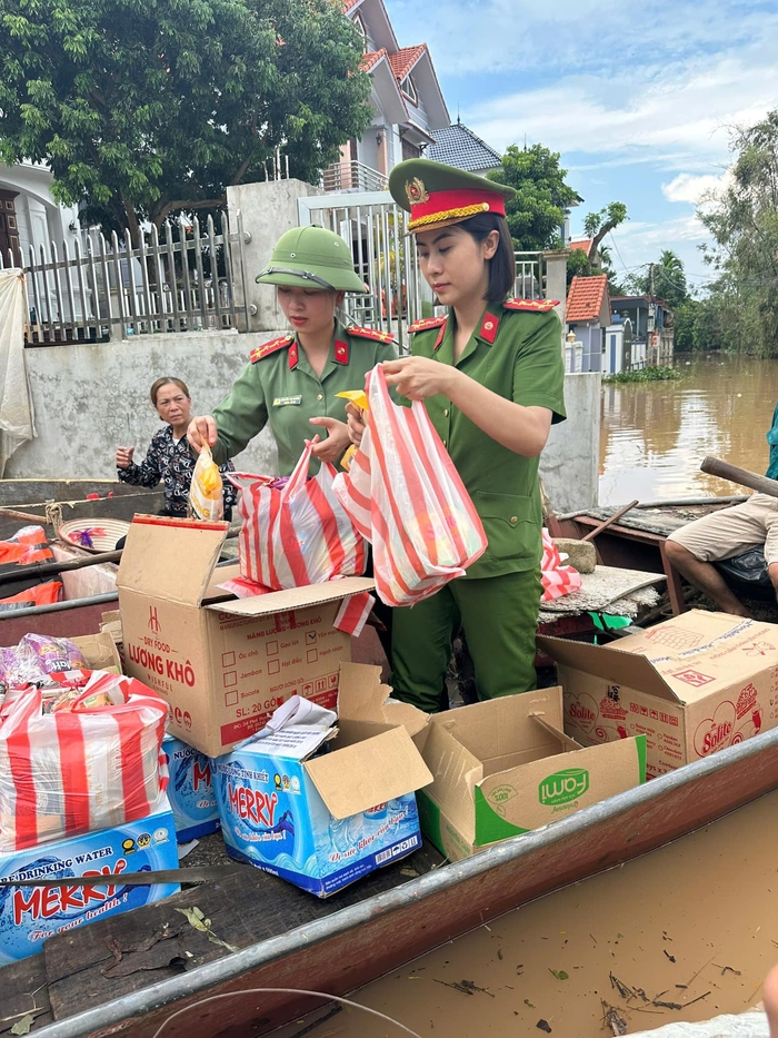 Phụ nữ Công an Hải Dương tặng nhu yếu phẩm, áo phao cho người dân vùng lũ - Ảnh 1.