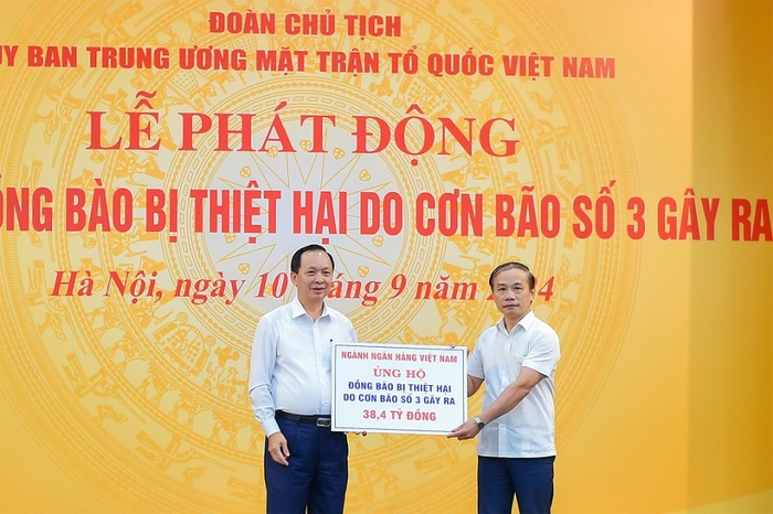 Đại diện ngành Ngân hàng, đồng chí Đào Minh Tú, Phó Thống đốc Thường trực NHNN, Chủ tịch Công đoàn Ngân hàng Việt Nam trao tặng ủng hộ của ngành Ngân hàng