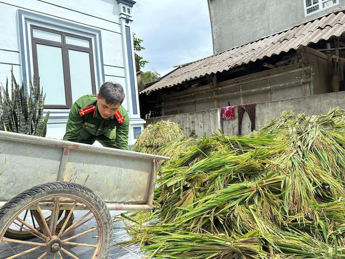 Công an Tuyên Quang khẩn trương giúp người dân trở lại nhịp sống ngày thường sau mưa lũ- Ảnh 5.