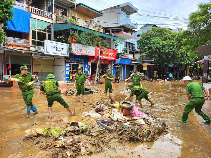 Công an Tuyên Quang khẩn trương giúp người dân trở lại nhịp sống ngày thường sau mưa lũ- Ảnh 8.