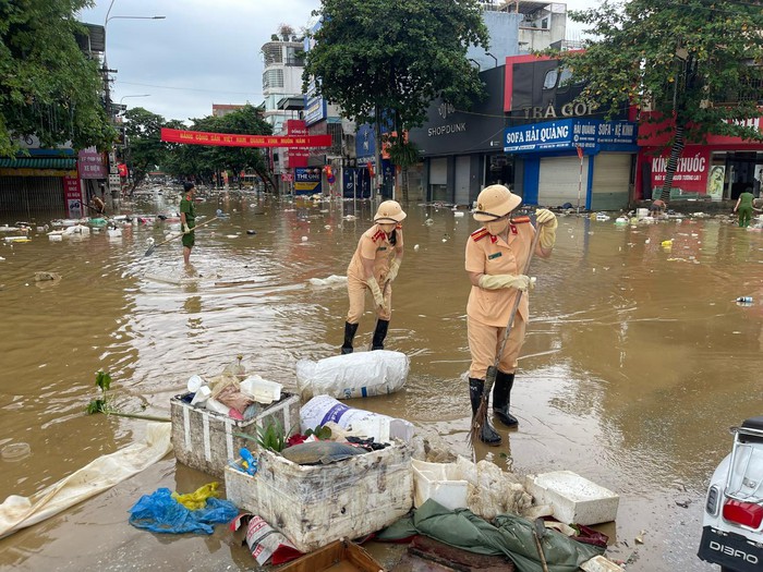 Công an Tuyên Quang khẩn trương giúp người dân trở lại nhịp sống ngày thường sau mưa lũ- Ảnh 2.