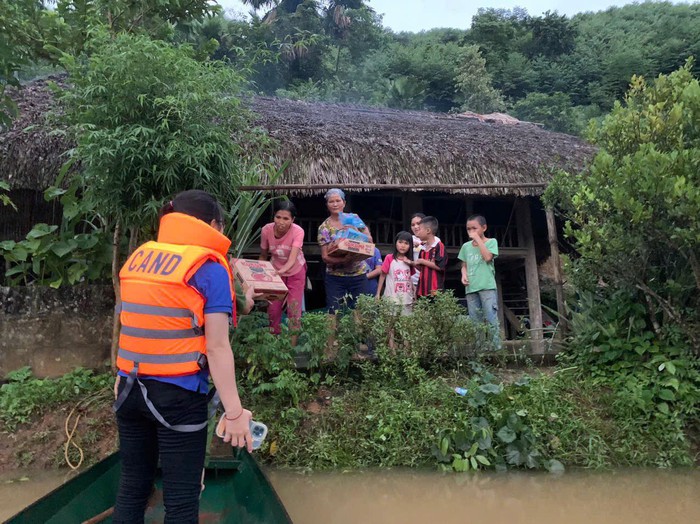 Công an Tuyên Quang khẩn trương giúp người dân trở lại nhịp sống ngày thường sau mưa lũ- Ảnh 3.