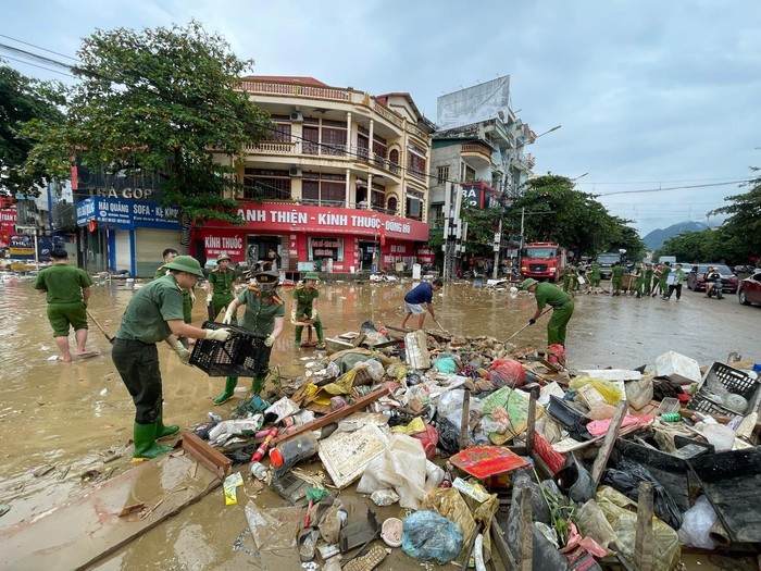 Công an Tuyên Quang khẩn trương giúp người dân trở lại nhịp sống ngày thường sau mưa lũ- Ảnh 1.