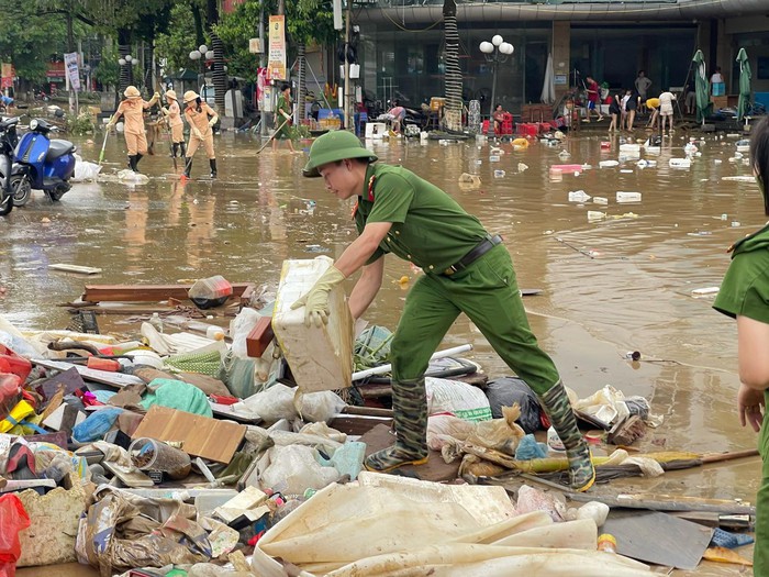 Công an Tuyên Quang khẩn trương giúp người dân trở lại nhịp sống ngày thường sau mưa lũ- Ảnh 7.