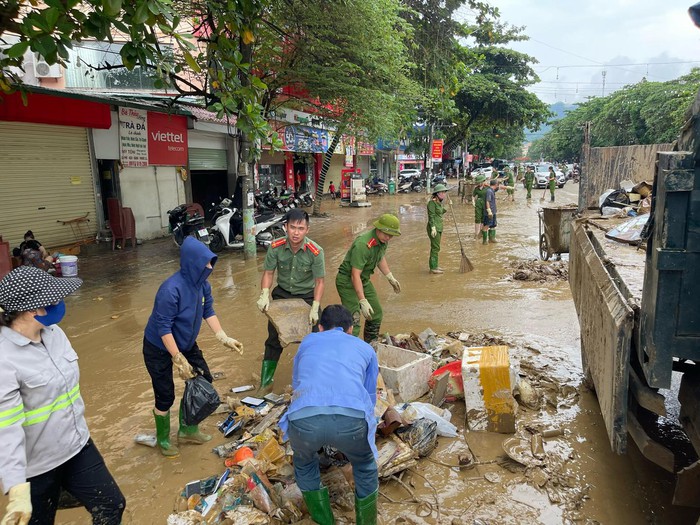 Công an Tuyên Quang khẩn trương giúp người dân trở lại nhịp sống ngày thường sau mưa lũ- Ảnh 6.