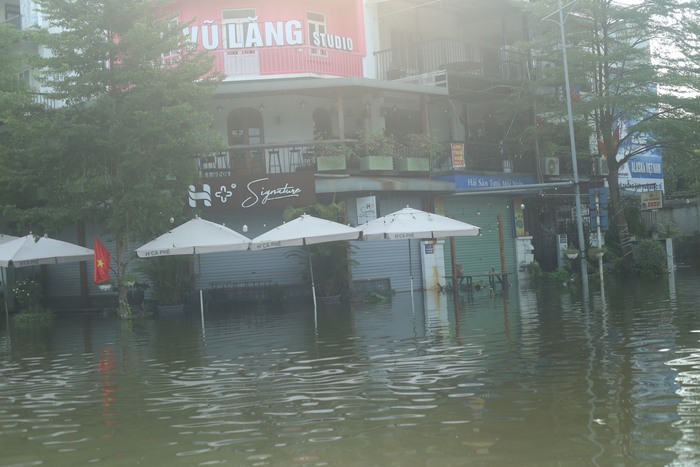 "Phố nhà giàu" thị xã Sơn Tây dần quen ngập, người dân bắt đầu nghịch nước- Ảnh 10.