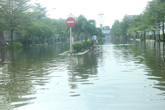 "Phố nhà giàu" thị xã Sơn Tây dần quen ngập, người dân bắt đầu nghịch nước- Ảnh 7.